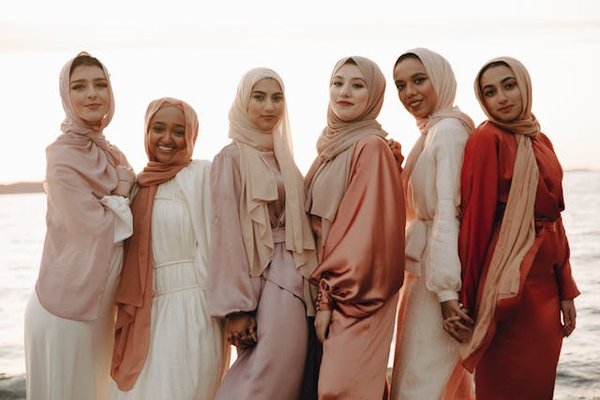 Quels types de robes en soie sont les plus appropriés pour un dîner estival en extérieur?