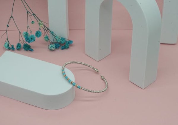 Comment associer des bijoux en résine avec des tenues minimalistes?